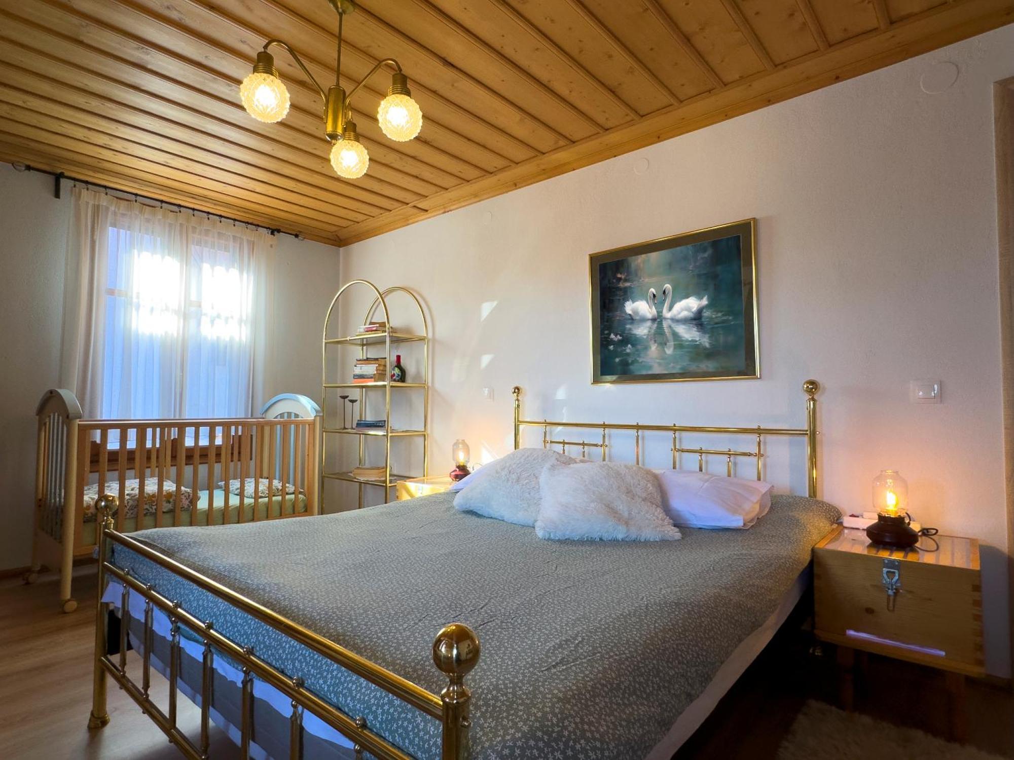Renovated Old Manor House With Yard Сasa de vacaciones