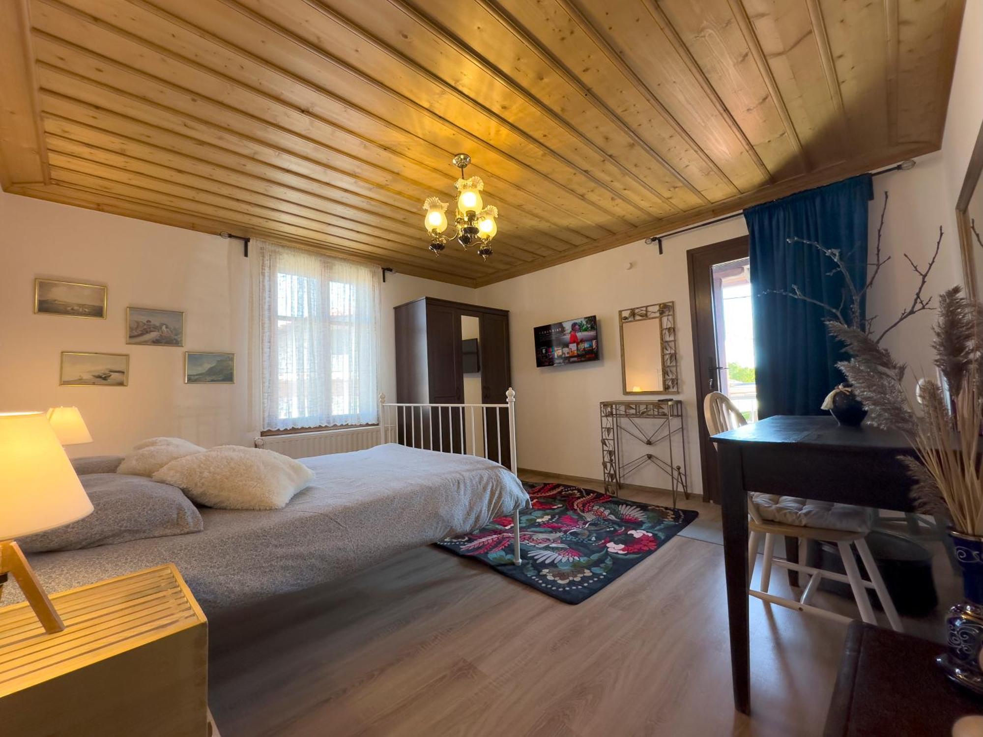 Renovated Old Manor House With Yard Arnaía